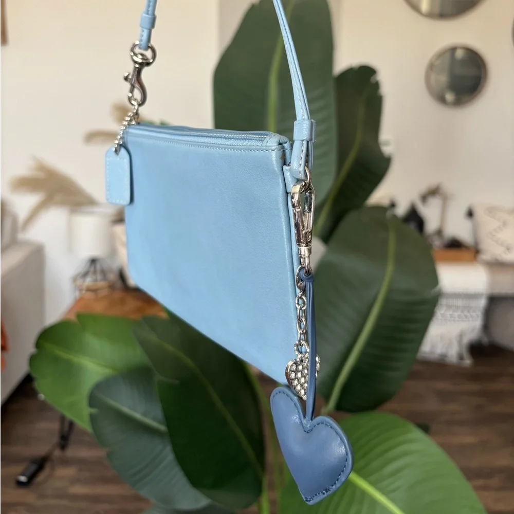 ❌❌SOLD❌❌🩵VTG COACH Hamptons Leather Lrg Skinny Wristlet🩵 - Picture 11 of 15